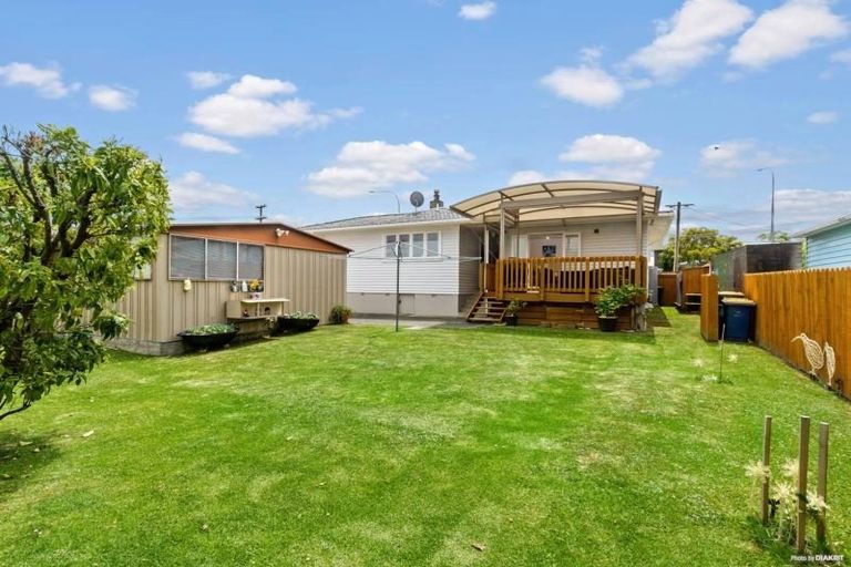 Photo of property in 32 Gloria Avenue, Te Atatu Peninsula, Auckland, 0610