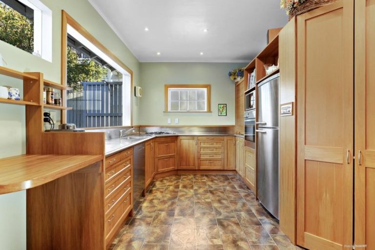 Photo of property in 1 Grove Road, Kelburn, Wellington, 6012