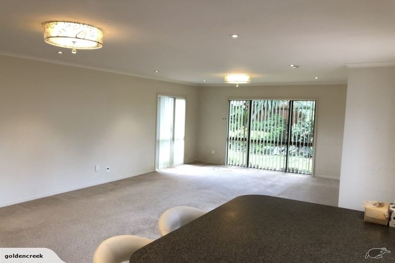 Photo of property in 11 Siena Place, Te Atatu Peninsula, Auckland, 0610