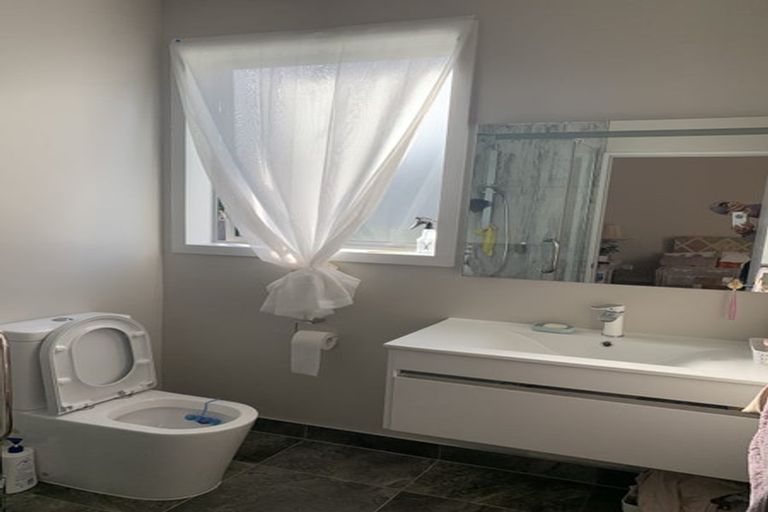 Photo of property in 82 Admirals Court Drive, Greenhithe, Auckland, 0632