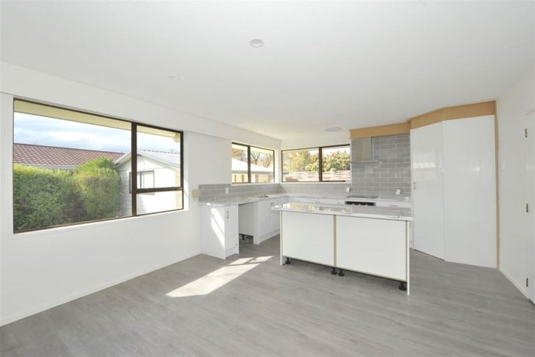 Photo of property in 28 Chipping Lane, Redwood, Christchurch, 8051