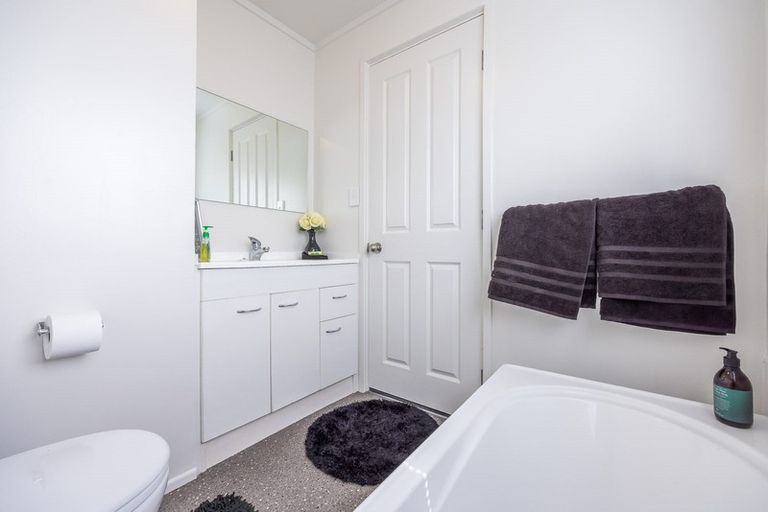 Photo of property in 3/144 Godley Road, Green Bay, Auckland, 0604