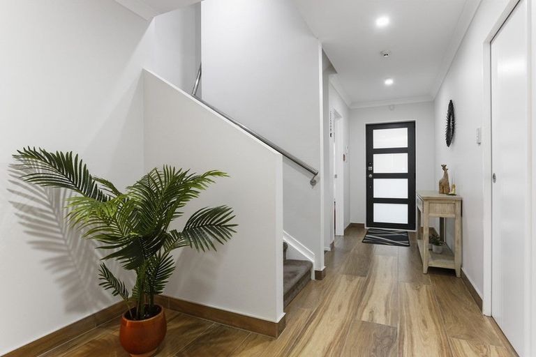 Photo of property in 4225d Great North Road, Glendene, Auckland, 0602