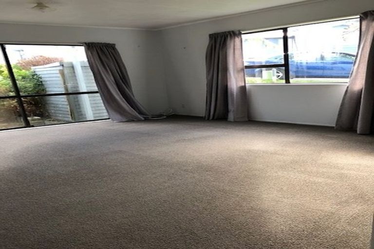 Photo of property in 26 Cheltenham Terrace, Newlands, Wellington, 6037