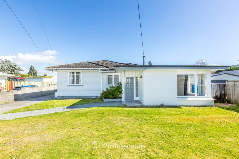 Photo of property in 21 Totara Park Road, Clouston Park, Upper Hutt, 5018