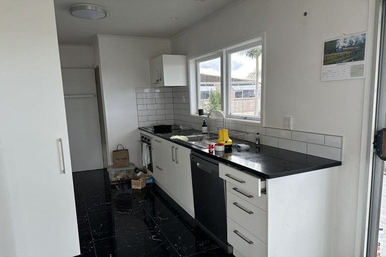 Photo of property in 1/54 Target Road, Totara Vale, Auckland, 0629