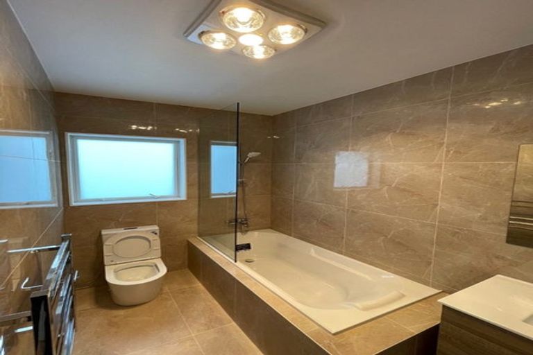 Photo of property in 33a Red Hills Road, Massey, Auckland, 0614