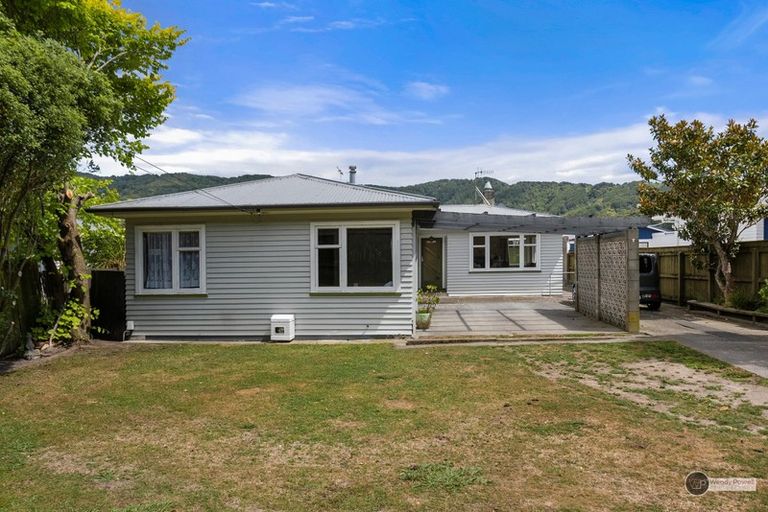 Photo of property in 32 Coast Road, Wainuiomata, Lower Hutt, 5014