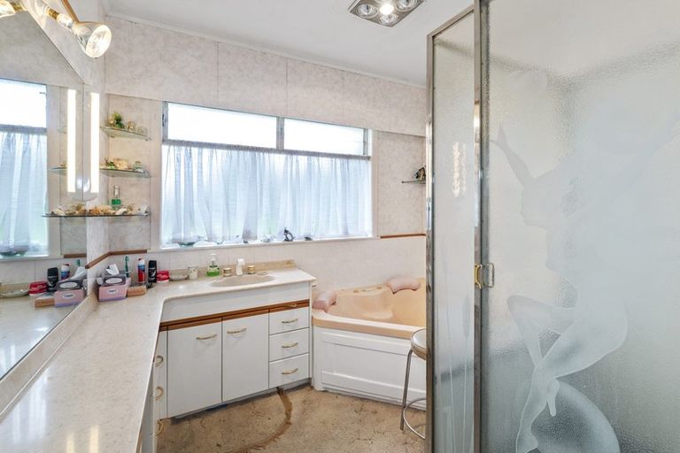 Photo of property in 60 Jaemont Avenue, Te Atatu South, Auckland, 0610