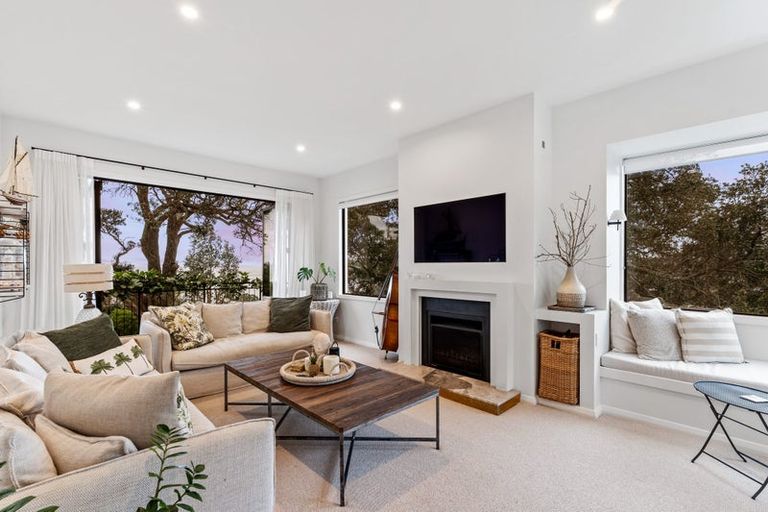 Photo of property in 10 Zita Avenue, Matakatia, Whangaparaoa, 0930