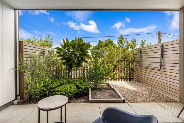 Photo of property in 4/35 Garadice Road, Rothesay Bay, Auckland, 0630