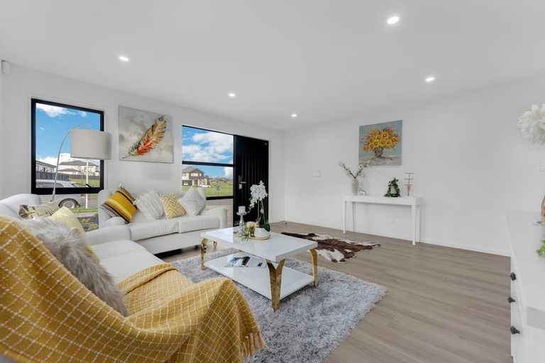 Photo of property in 11 Seagreen Avenue, Rosehill, Papakura, 2113