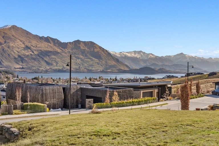 Photo of property in 16 Akitu Rise, Wanaka, 9305
