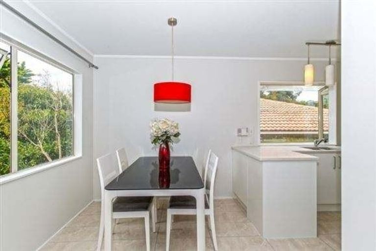 Photo of property in 2/28 Sequoia Place, Sunnynook, Auckland, 0620