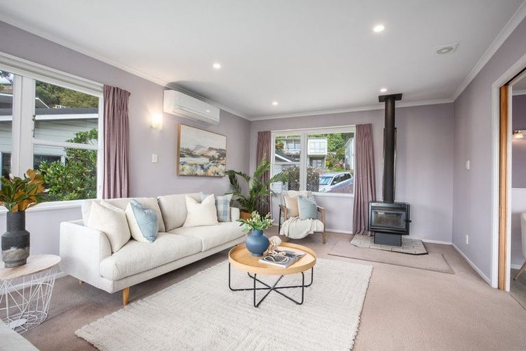 Photo of property in 17 Southern Cross Crescent, Island Bay, Wellington, 6023