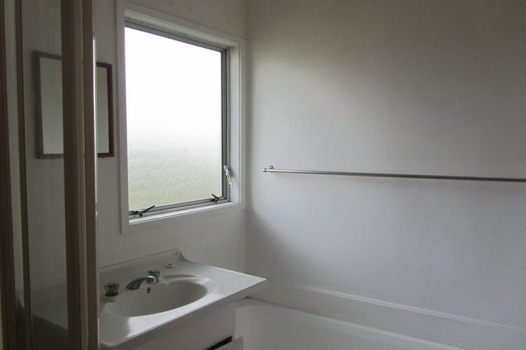 Photo of property in 26 Santiago Crescent, Unsworth Heights, Auckland, 0632