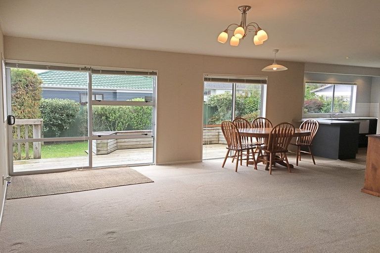 Photo of property in 2/44 Aviemore Drive, Highland Park, Auckland, 2010