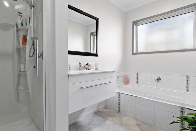 Photo of property in 61 Bathurst Crescent, Pyes Pa, Tauranga, 3112