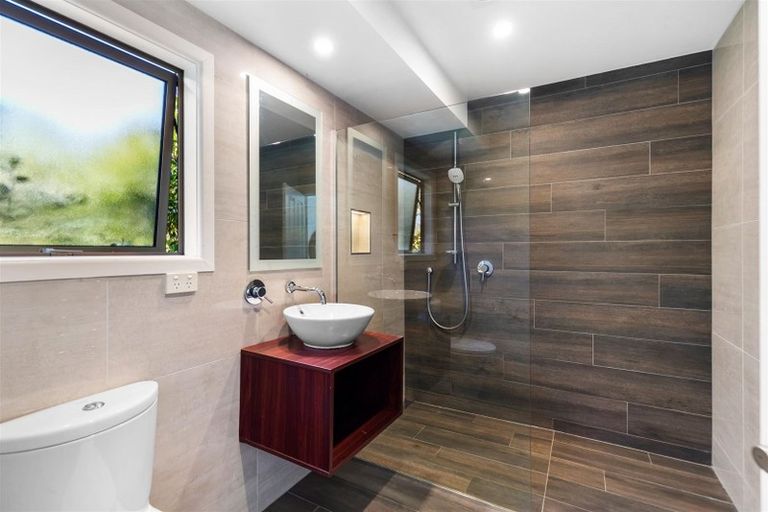 Photo of property in 14 Milward Place, Kelvin Heights, Queenstown, 9300