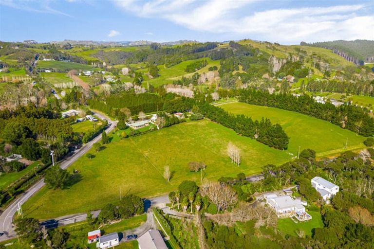 Photo of property in 192 Muriwai Valley Road, Muriwai, Waimauku, 0881