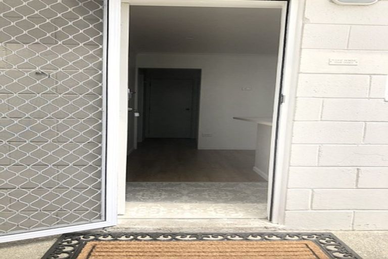 Photo of property in 1/90 Pupuke Road, Hillcrest, Auckland, 0627