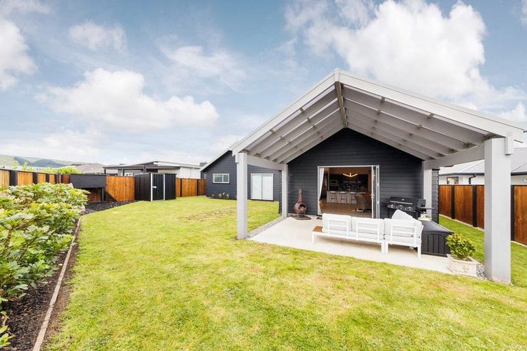Photo of property in 10 Mediterranean Grove, Fitzherbert, Palmerston North, 4410