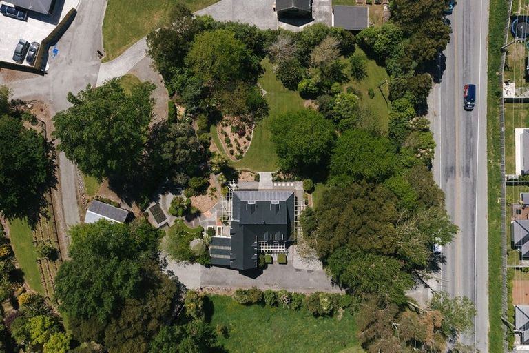 Photo of property in 200 Aokautere Drive, Fitzherbert, Palmerston North, 4471