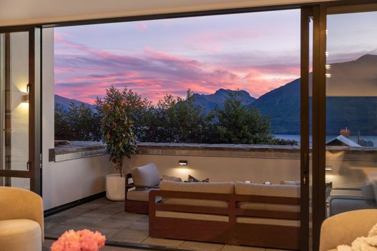 Photo of property in 14 Vancouver Drive, Queenstown, 9300