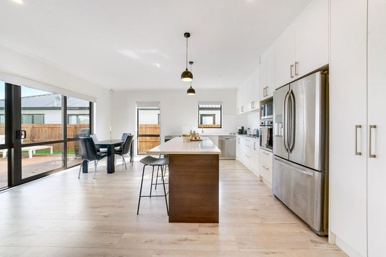 Photo of property in 102 Twin Parks Rise, Papakura, 2110