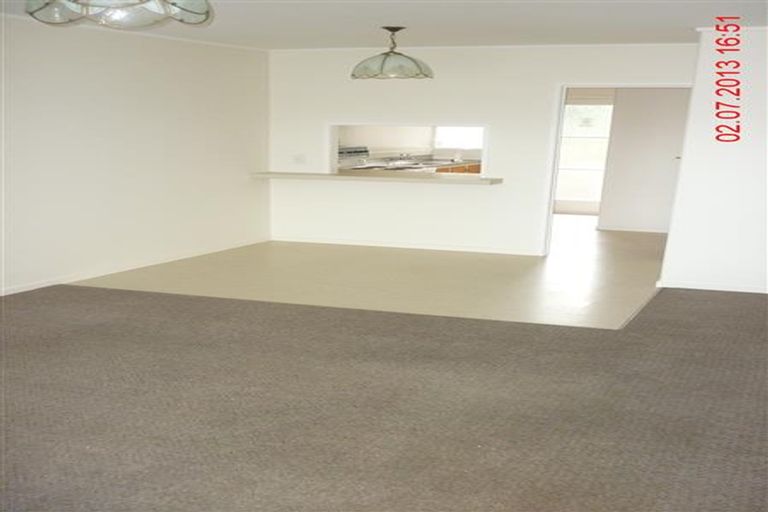 Photo of property in 3/2 Longbill Place, Glendene, Auckland, 0602