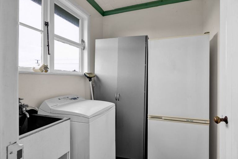 Photo of property in 1 Malone Place, Hawera, 4610