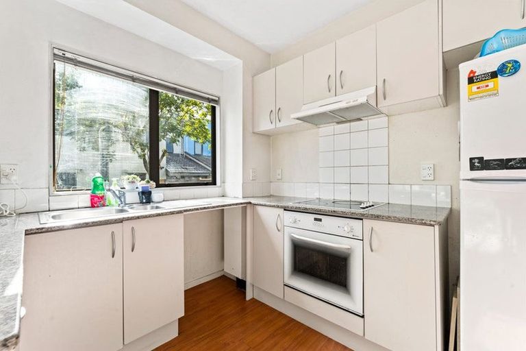 Photo of property in 1 Sun Place, Henderson, Auckland, 0612