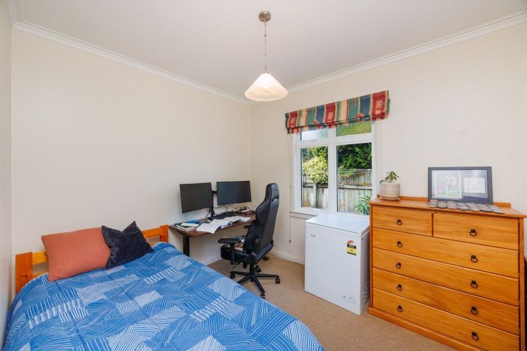 Photo of property in 27 Pahiatua Street, Hokowhitu, Palmerston North, 4410