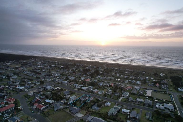 Photo of property in 76 Kahukura Avenue, Waitarere Beach, Levin, 5510