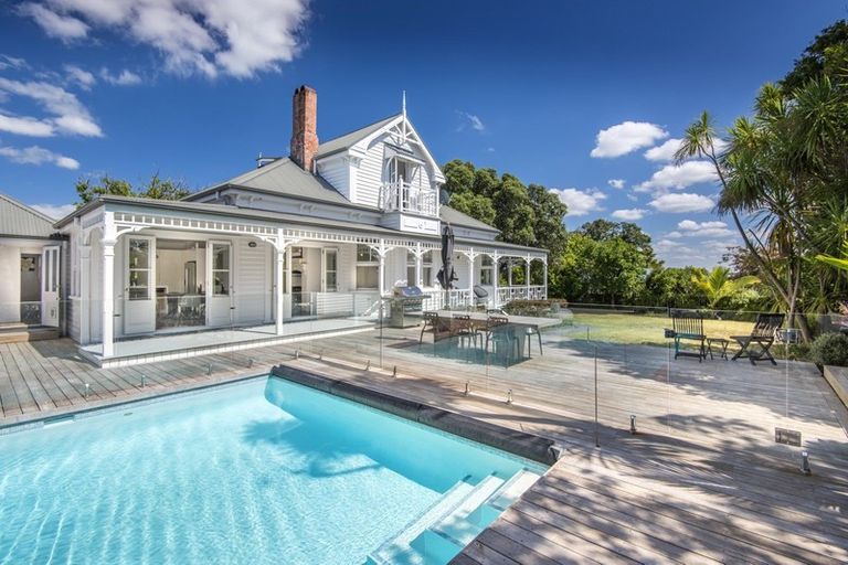 Photo of property in 52 Stanley Point Road, Stanley Point, Auckland, 0624