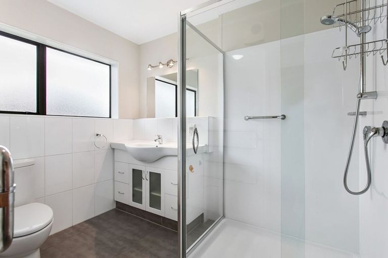 Photo of property in 6 Youngs Road, Papakura, 2110