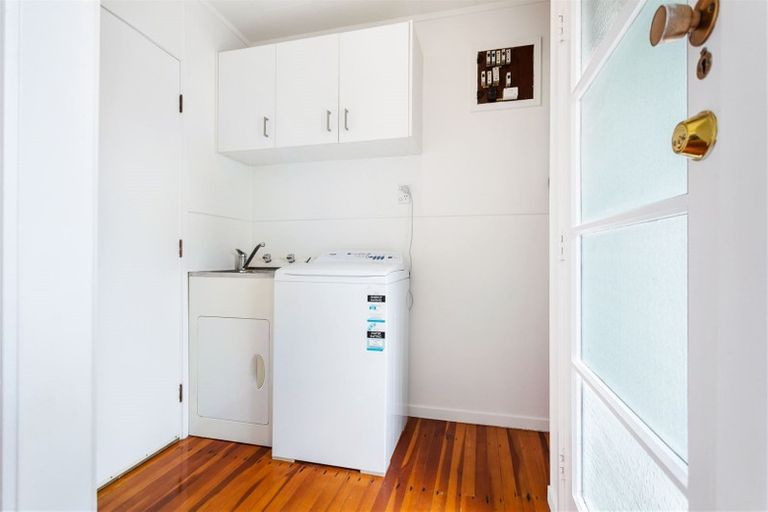 Photo of property in 3 Temuri Place, Glendene, Auckland, 0602