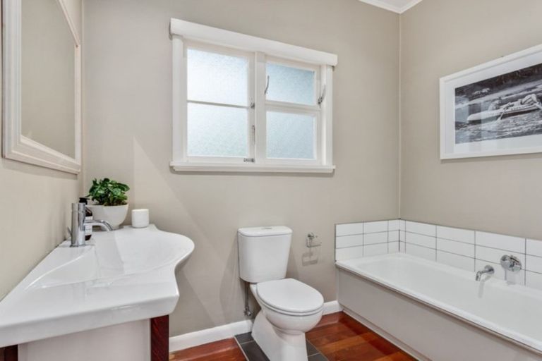 Photo of property in 15 Eversleigh Road, Belmont, Auckland, 0622
