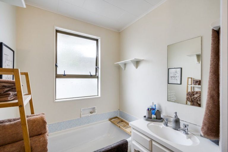 Photo of property in 64 Columbus Crescent, Flaxmere, Hastings, 4120