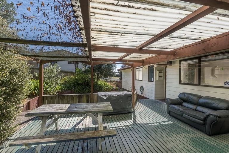 Photo of property in 4 Kayle Glen, West Harbour, Auckland, 0618