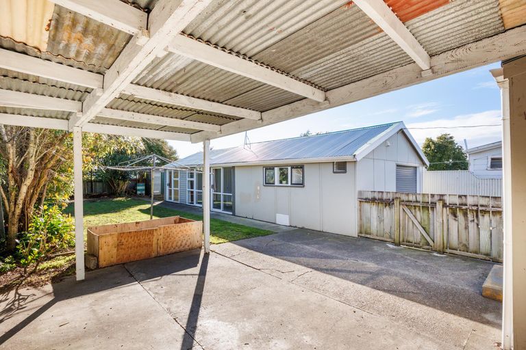Photo of property in 21 Edgeware Road, Palmerston North, 4410