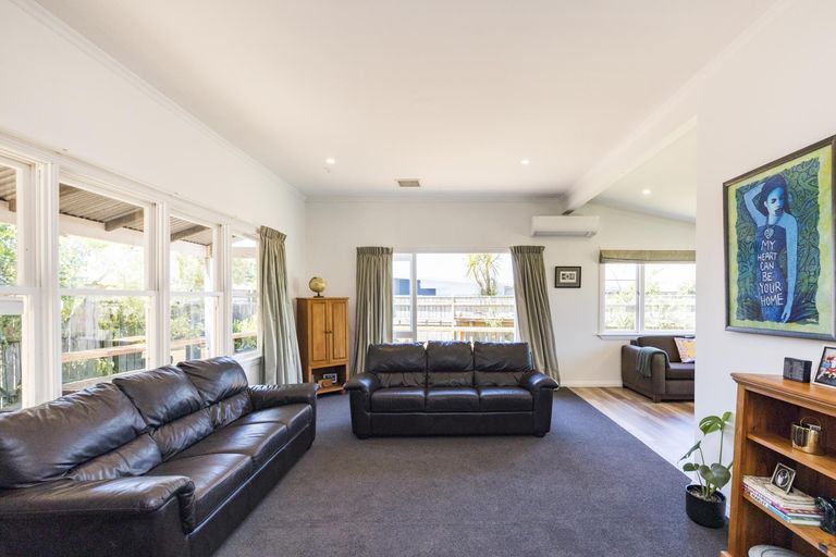 Photo of property in 7 Perrin Place, Kelvin Grove, Palmerston North, 4414