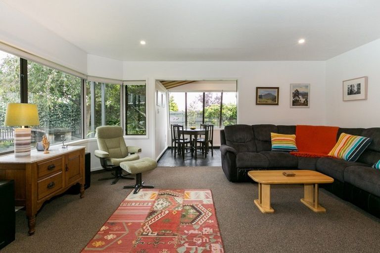 Photo of property in 2 Matthews Place, Taradale, Napier, 4112