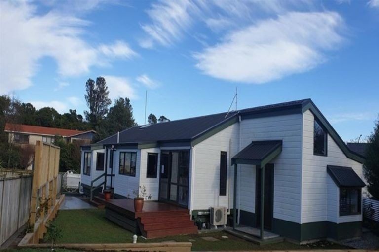 Photo of property in 15 Hickford Place, Okato, 4335