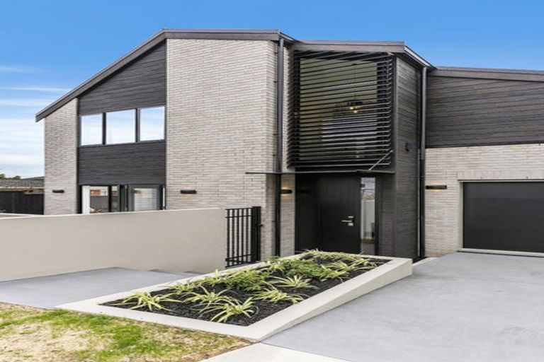 Photo of property in 1 The Crest, Sunnyhills, 2010