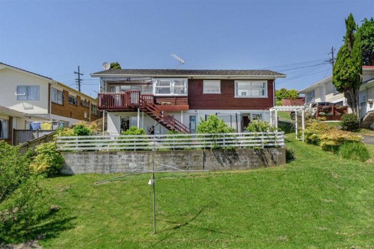 Photo of property in 365 Wairau Road, Totara Vale, Auckland, 0629