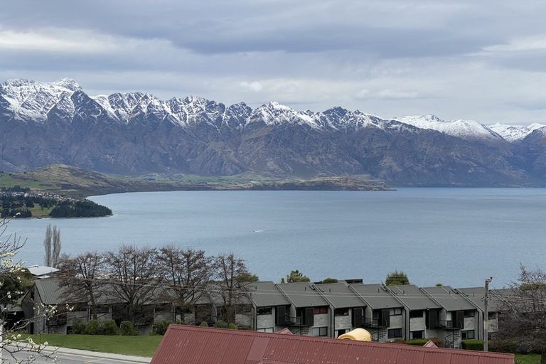 Photo of property in 45 Wynyard Crescent, Fernhill, Queenstown, 9300