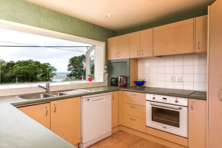 Photo of property in 15 Harrybrook Road, Green Bay, Auckland, 0604