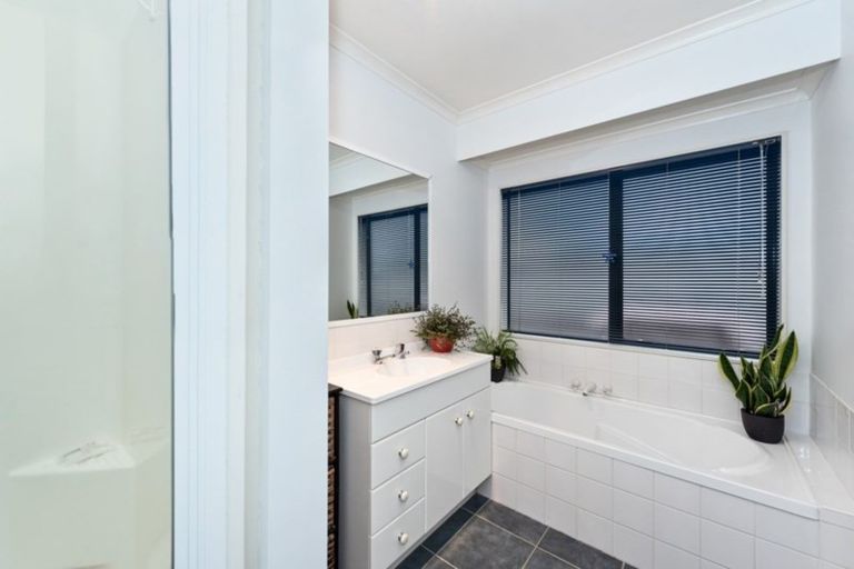 Photo of property in 69 Waiwherowhero Drive, St Andrews, Hamilton, 3200