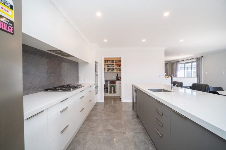 Photo of property in 5 Mediterranean Grove, Fitzherbert, Palmerston North, 4410